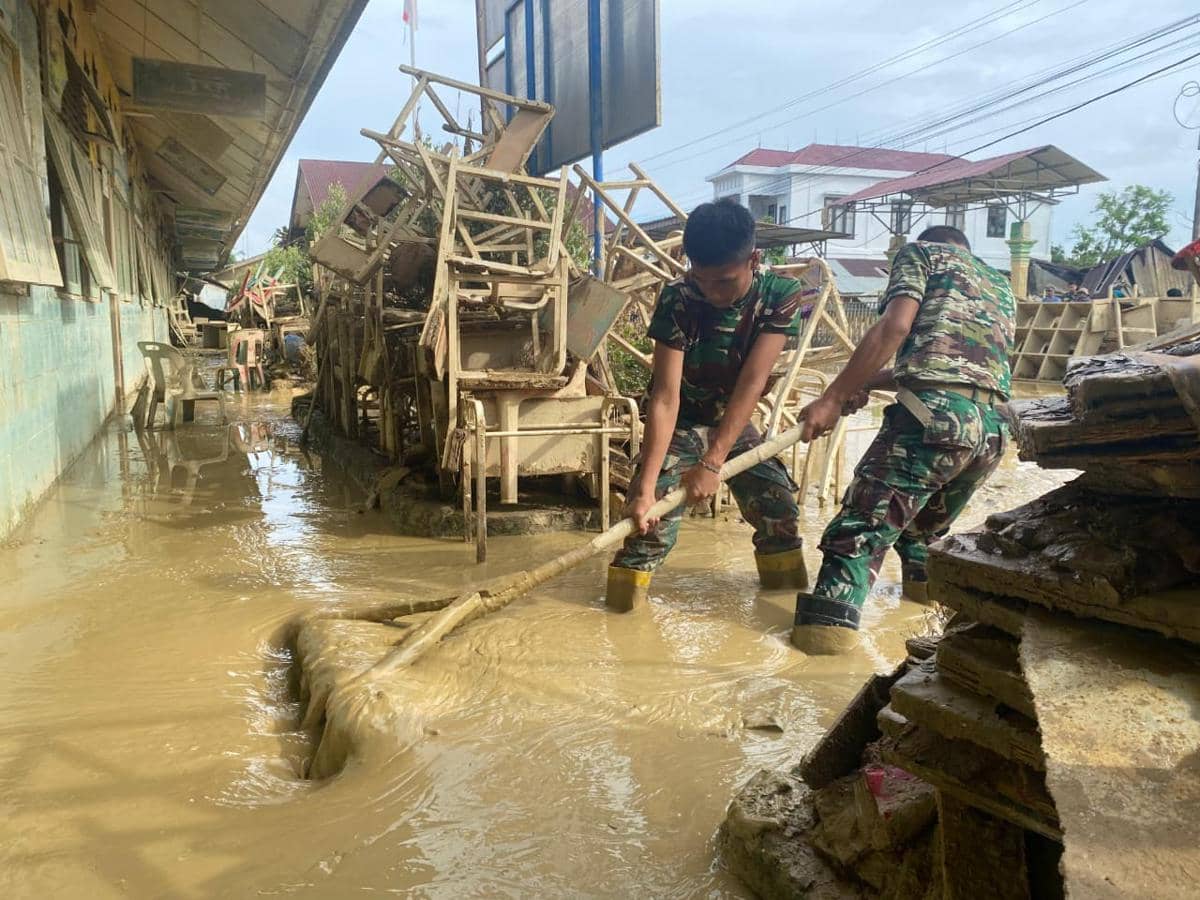 Prajurit TNI AD Kebut Pembersihan Sekolah Jelang Tahun Ajaran Baru