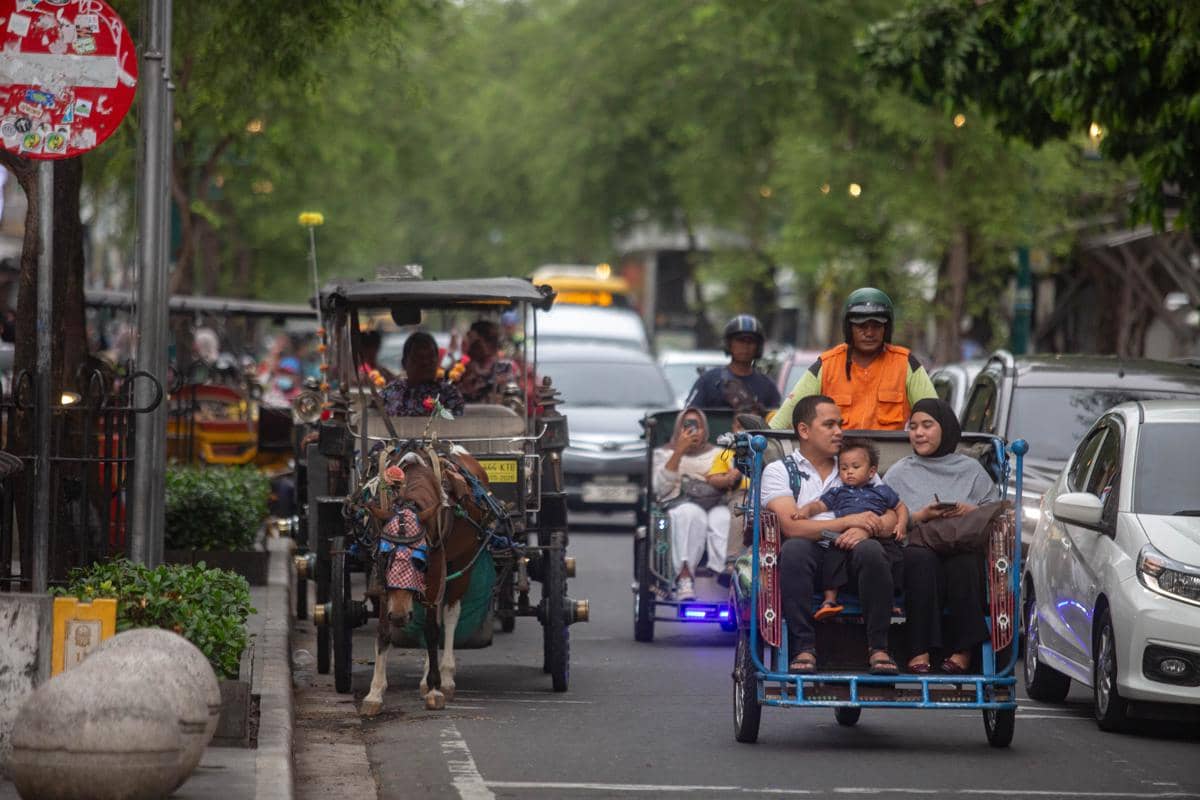 Pengunjung berwisata di Malioboro, Yogyakarta, Selasa (23/12/2025).