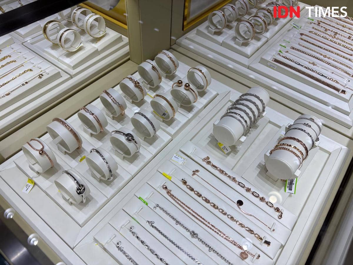 Grand opening The Palace Jeweler di Kota Sorong, Papua Barat Daya, pada Sabtu (14/12/2025). (IDN Times/Dina Salma)