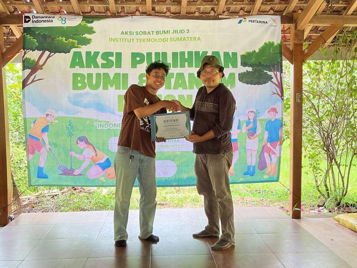 Mahasiswa penerima Beasiswa Pertamina Sobat Bumi (Sobi) Regional Lampung Itera berkolaborasi dengan Dewan Energi Mahasiswa (DEM) Lampung melalui aksi penanaman pohon di Desa Karang Anyar, Kabupaten Lampung Selatan