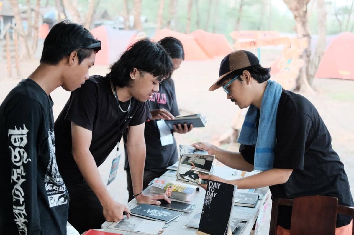 Media Graffistory saat melakukan workshop zine bersama Graffiti Camp Indonesia di Pantai Goa Cemara, Bantul