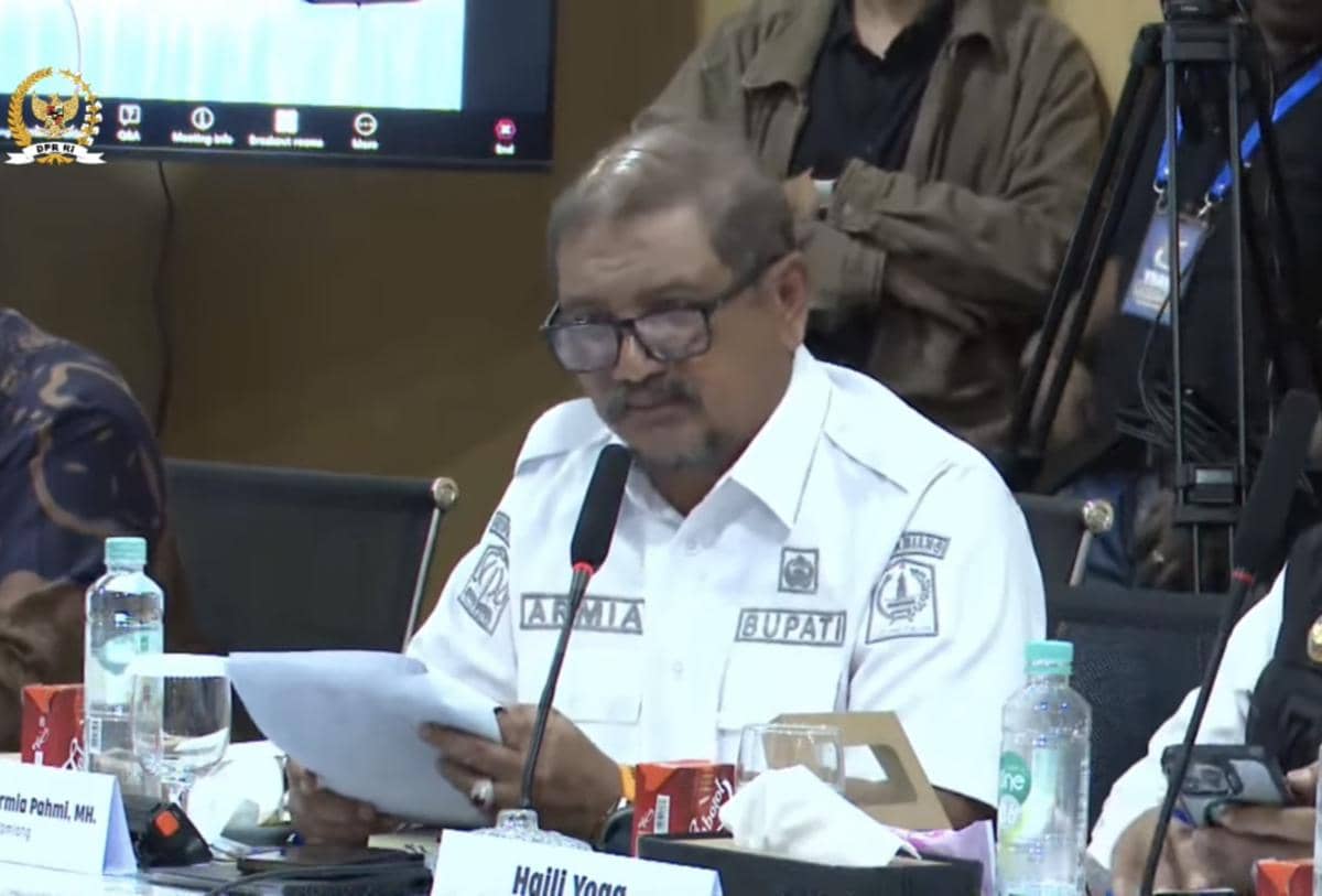 Bupati Aceh Tamiang Irjen Pol. Armia Pahmi dalam rapat koordinasi satgas pascapemulihan bencana. (Youtube DPR RI).