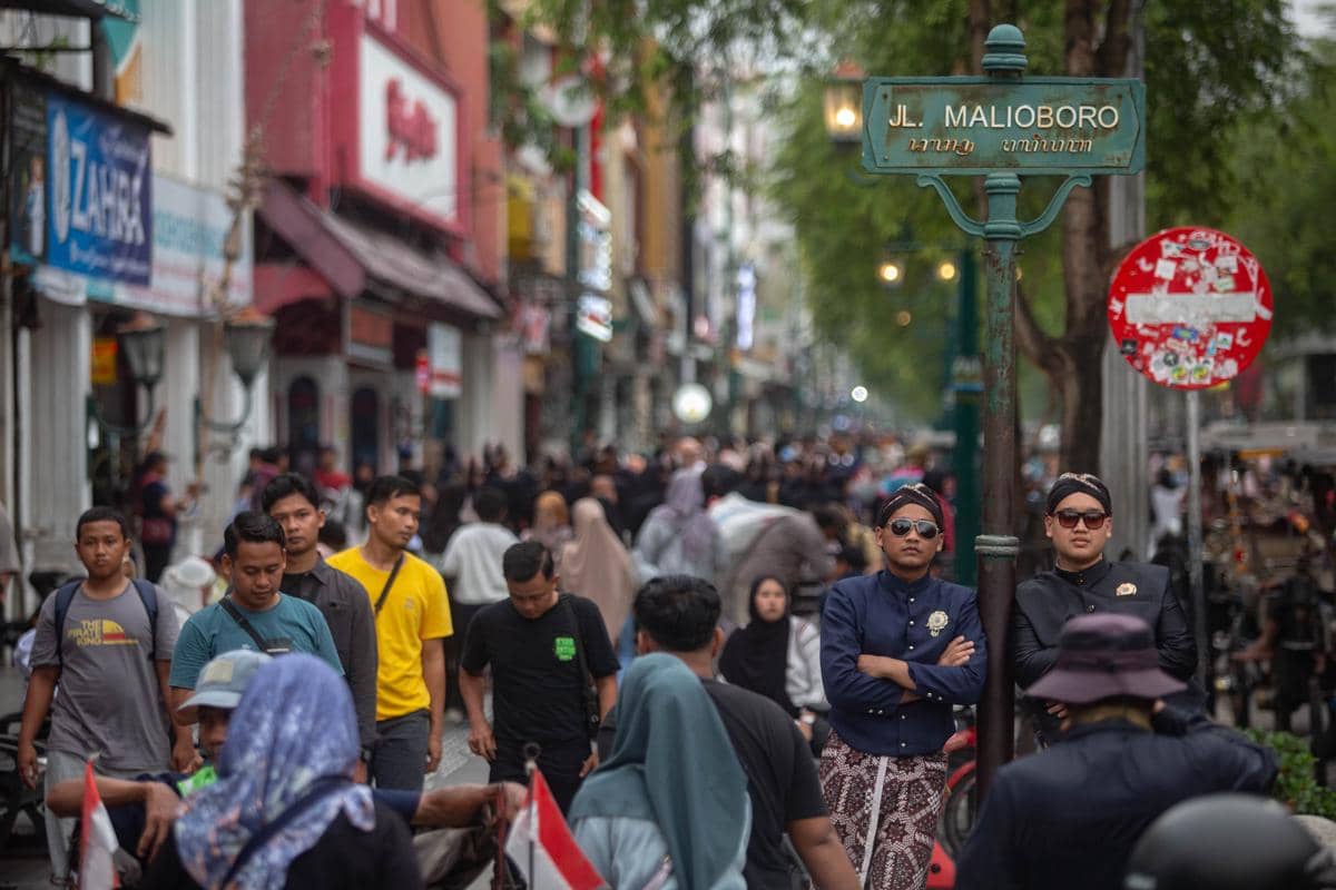 Pengunjung berwisata di Malioboro, Yogyakarta, Selasa (23/12/2025). 