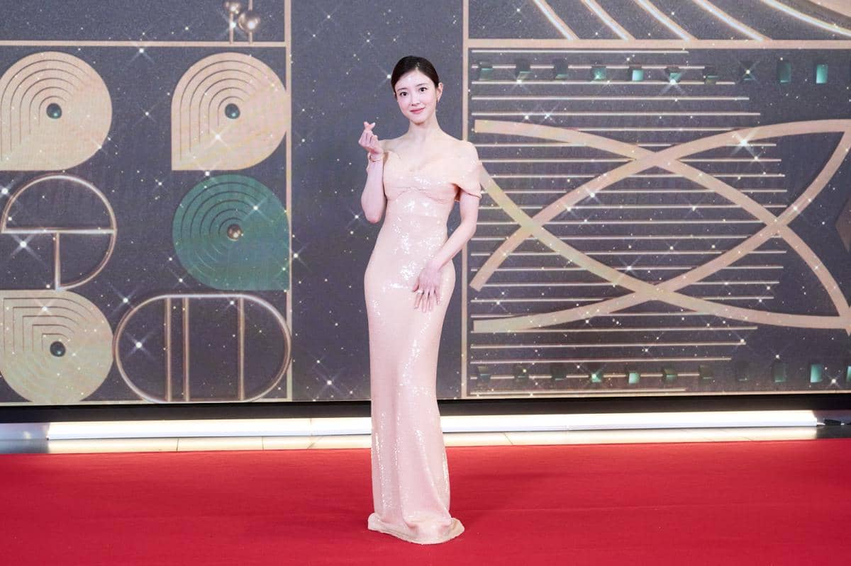 Potret artis Korea di red carpet MBC Drama Awards 2025