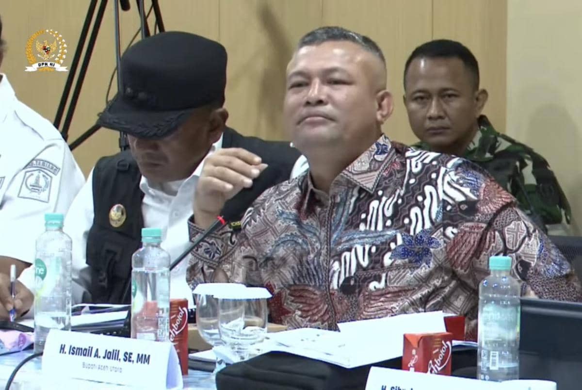Bupati Aceh Utara Ismail Jalil mengeluhkan daerahnya yang tak pernah dikunjungi Presiden Prabowo Subianto selama bencana banjir dan longsor. (Youtube DPR RI).