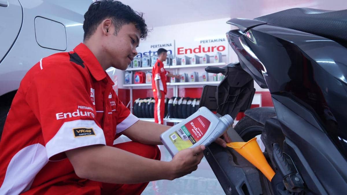 Petugas Enduro Service melakukan penggantian oli motor.jpeg