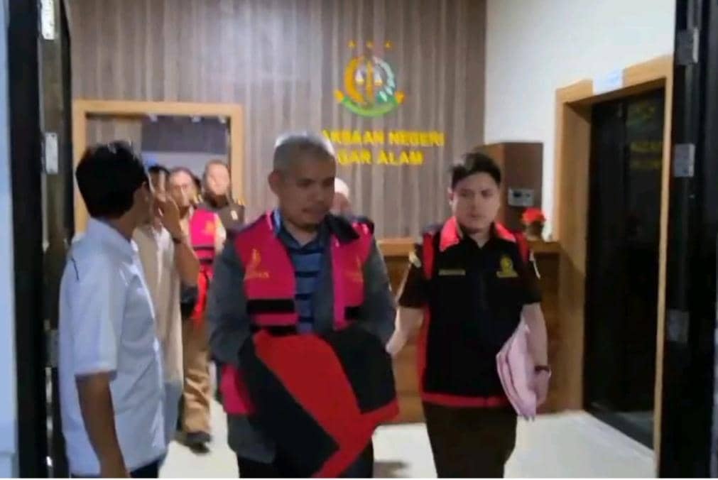 Dua tersangka kasus Korupsi Pelebaran Bahu Jalan saat diperiksa jaksa. (Dok. Kejari Pagar Alam)