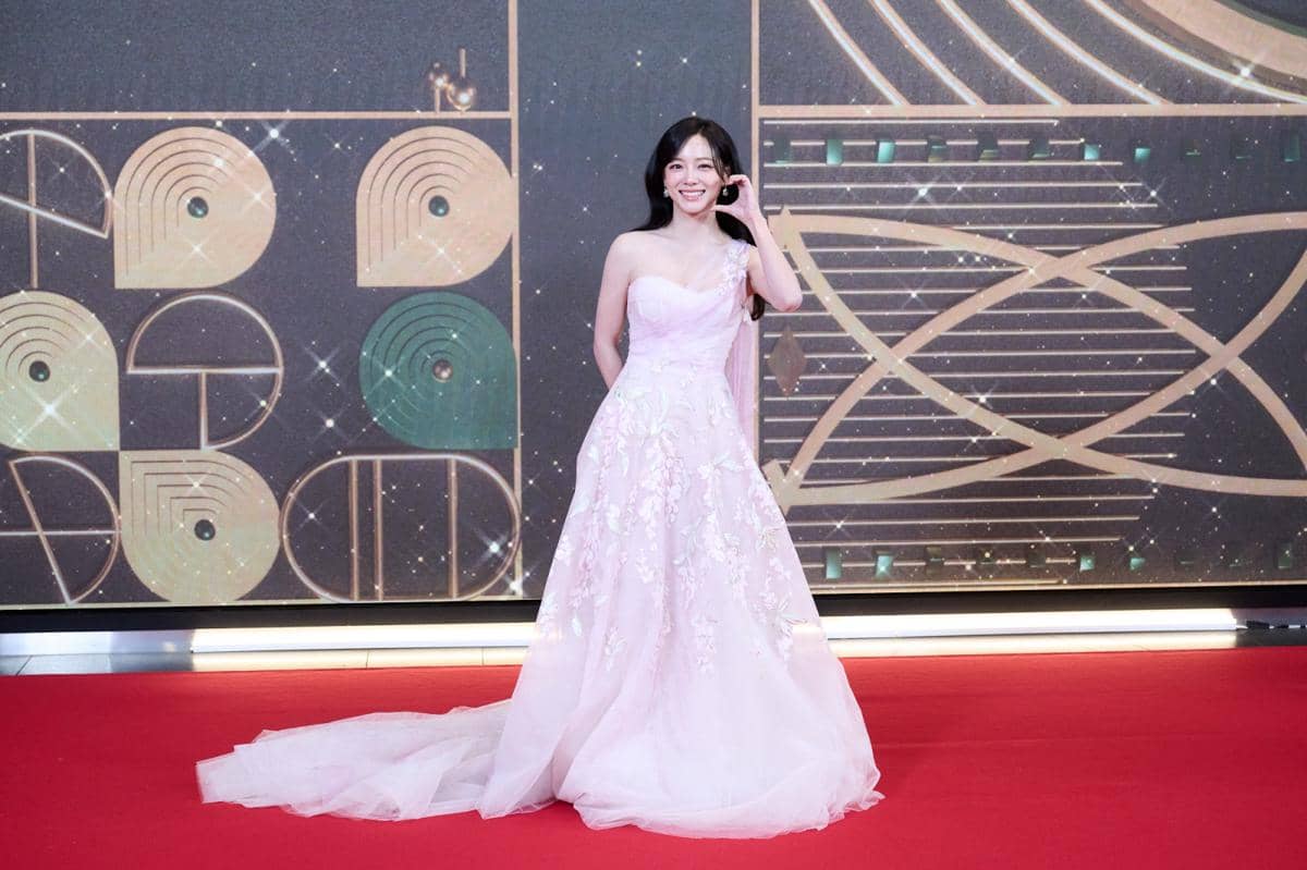 Potret artis Korea di red carpet MBC Drama Awards 2025