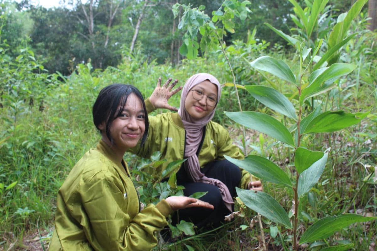 Mahasiswa penerima Beasiswa Pertamina Sobat Bumi (Sobi) Regional Lampung Itera berkolaborasi dengan Dewan Energi Mahasiswa (DEM) Lampung melalui aksi penanaman pohon di Desa Karang Anyar, Kabupaten Lampung Selatan