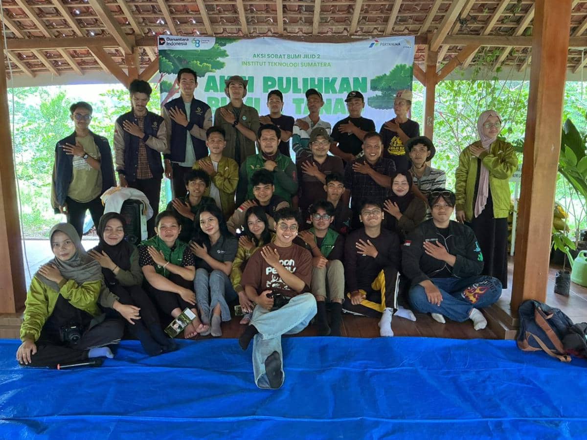 Mahasiswa penerima Beasiswa Pertamina Sobat Bumi (Sobi) Regional Lampung Itera berkolaborasi dengan Dewan Energi Mahasiswa (DEM) Lampung melalui aksi penanaman pohon di Desa Karang Anyar, Kabupaten Lampung Selatan