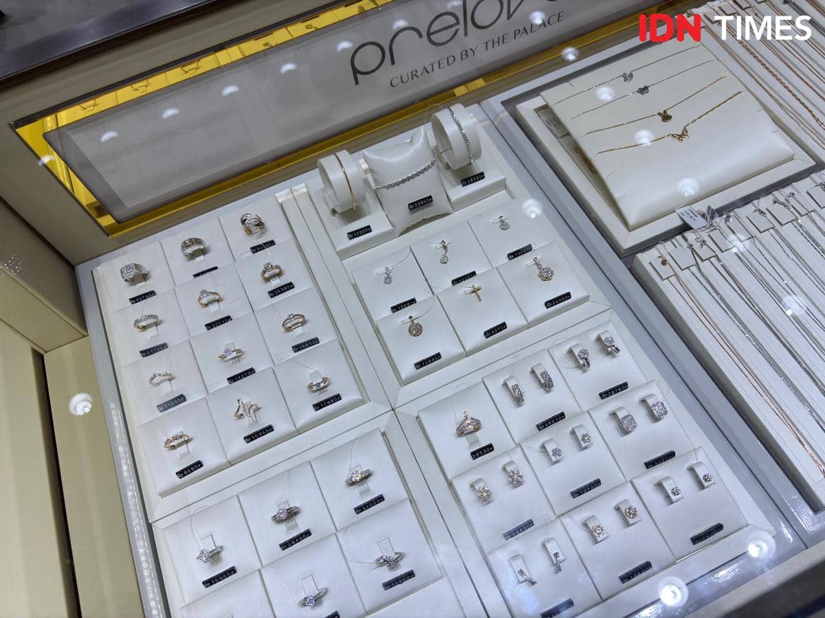 Grand opening The Palace Jeweler di Kota Sorong, Papua Barat Daya, pada Sabtu (14/12/2025). (IDN Times/Dina Salma)