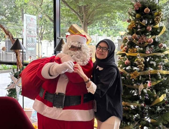 Santa Claus di The Reiz Suites Medan (Dok The Reiz Suites)