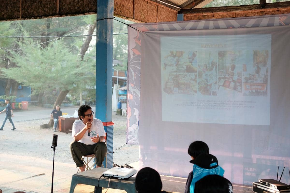 Media Graffistory saat melakukan workshop zine bersama Graffiti Camp Indonesia di Pantai Goa Cemara, Bantul