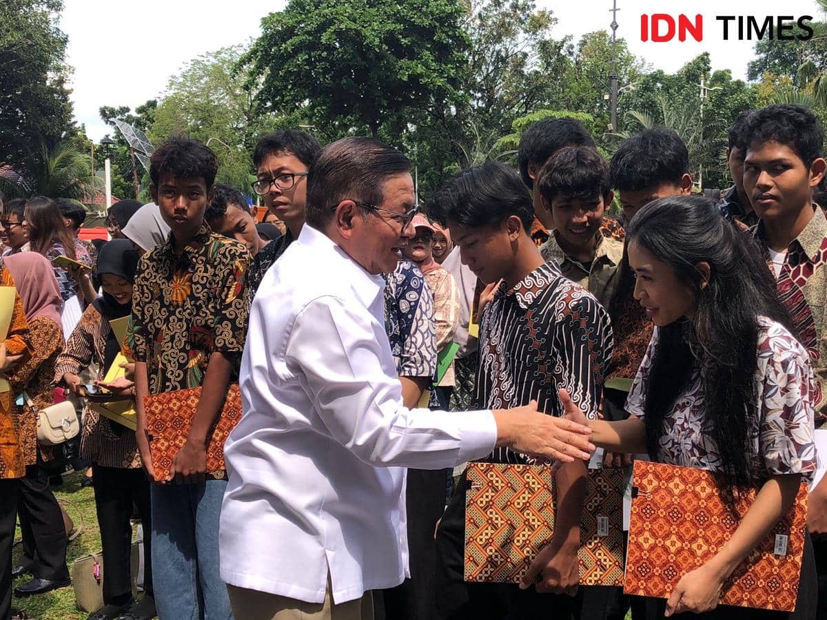 Gubernur Jakarta, Pramono Anung, dalam acara pemutihan ijazah tahap kelima di Balai Kota DKI Jakarta, Jakarta Pusat, Selasa (30/12/2025). (IDN Times/Regina Sofya)