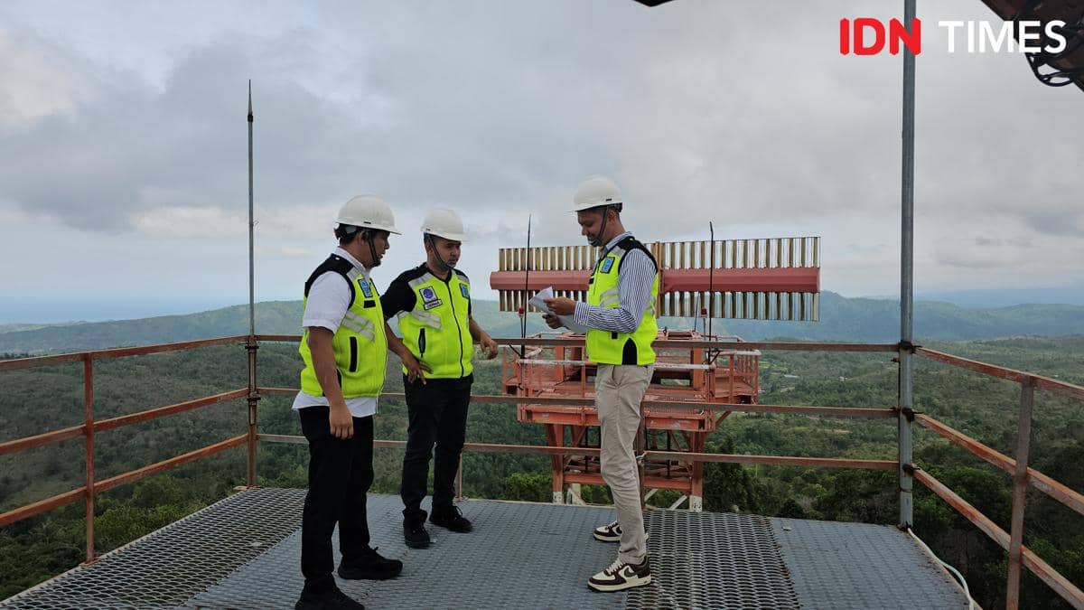 Petugas teknis di radar AirNav Indonesia Cabang Banda Aceh