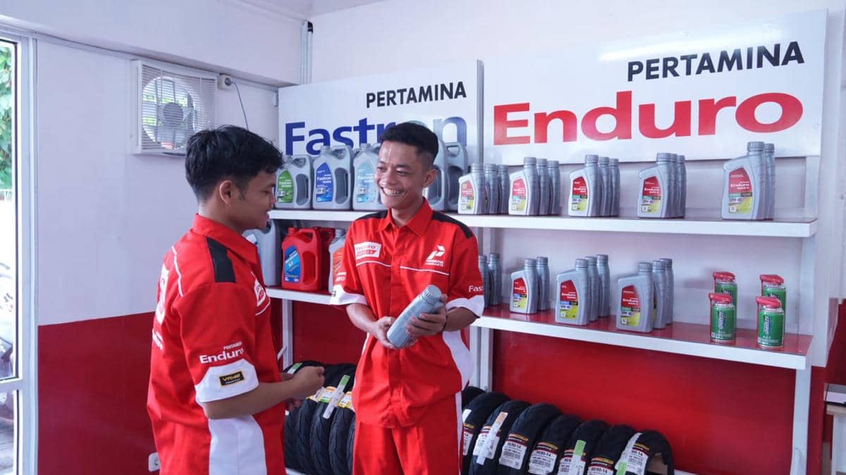 Petugas Enduro Service di area display produk di SPBU Pertamina COCO Daan Mogot, Jakarta Barat.jpeg
