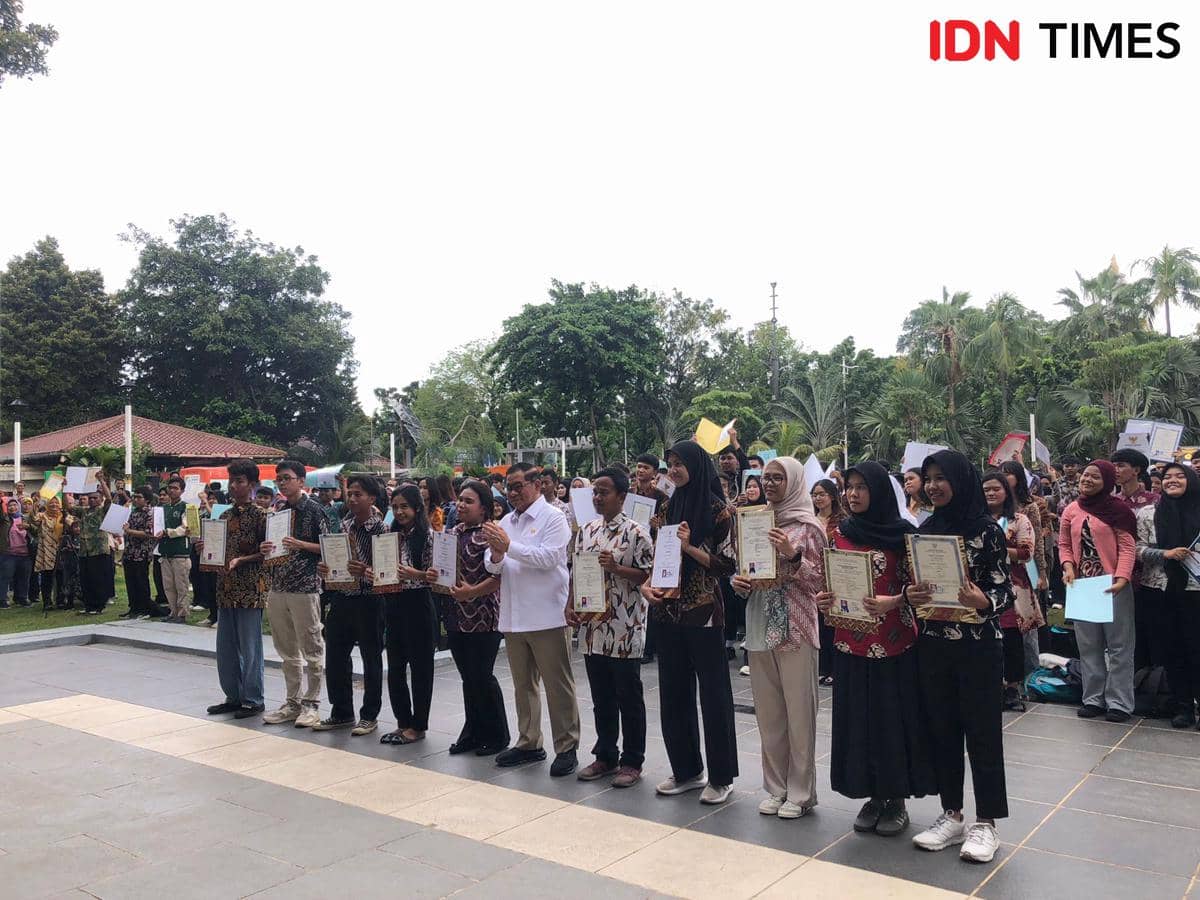 Gubernur Jakarta, Pramono Anung, dalam acara pemutihan ijazah tahap kelima di Balai Kota DKI Jakarta, Jakarta Pusat, Selasa (30/12/2025). (IDN Times/Regina Sofya)