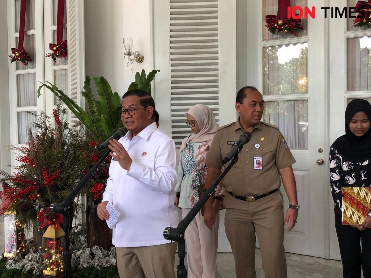 Gubernur Jakarta, Pramono Anung, dalam acara pemutihan ijazah tahap kelima di Balai Kota DKI Jakarta, Jakarta Pusat, Selasa (30/12/2025). (IDN Times/Regina Sofya)