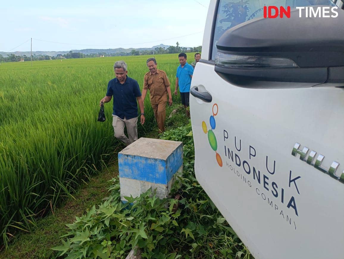 Petugas mobil uji tanah dari Pupuk Indonesia saat mengambil sampel tanah sawah petani di Tulungagung. IDN Times/Bramanta Pamungkas