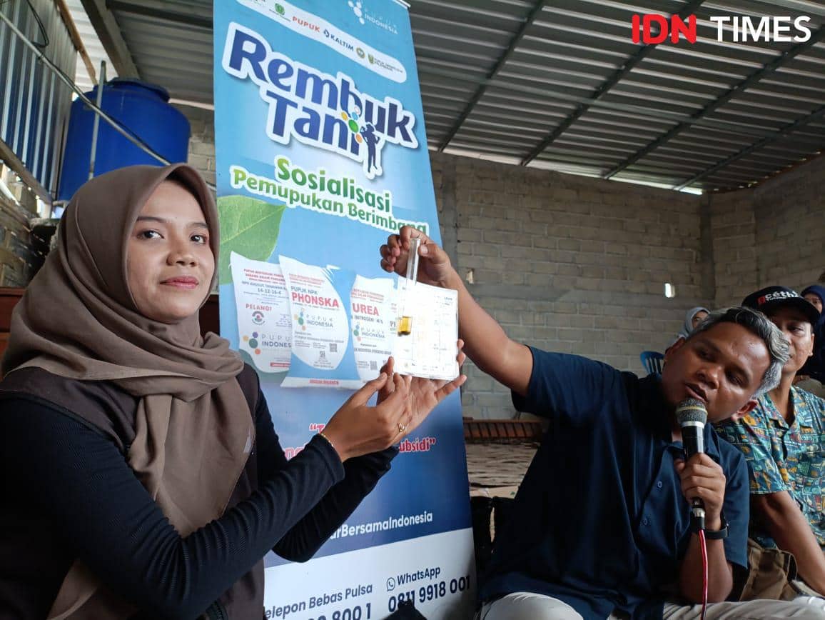 Petugas saat memberikan edukasi kepada petani tentang kandungan tanah. IDN Times/Bramanta Pamungkas