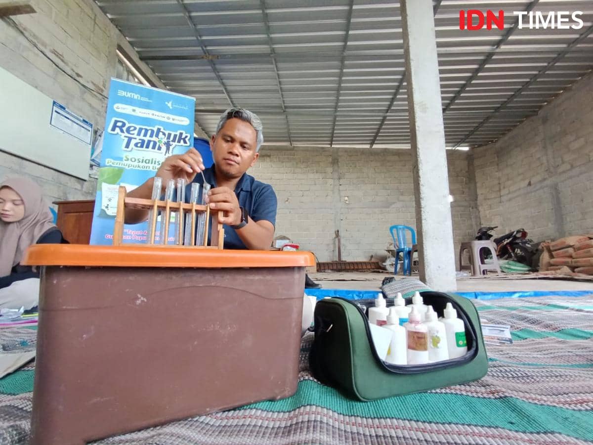 Petugas mobil uji tanah pupuk Indonesia saat melakukan pemeriksaan kandungan tanah milik petani di Tulungagung. IDN Times/Bramanta Pamungkas