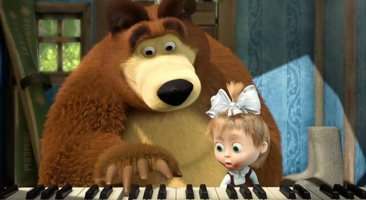 Bear memainkan piano.