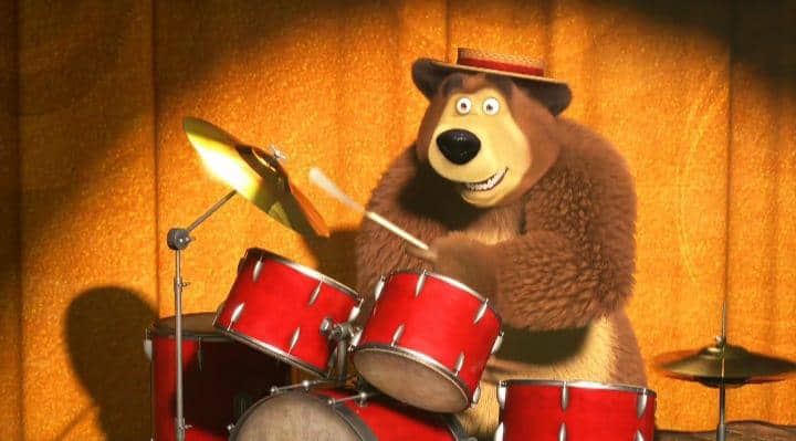 Bear memainkan drum. 