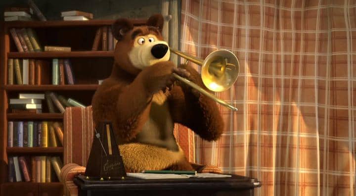 Bear memainkan trompet. 