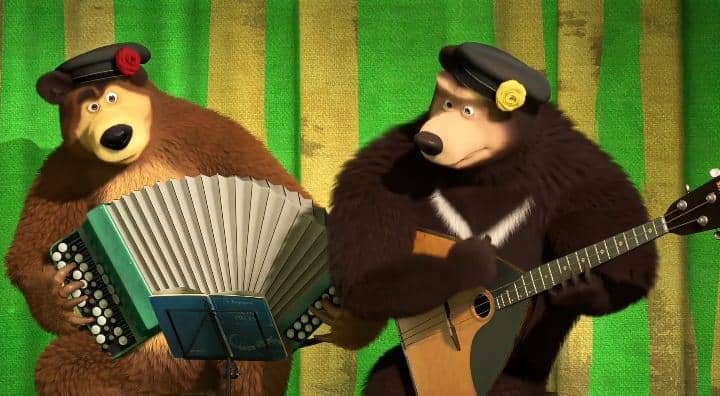 Bear memainkan akordeon. 