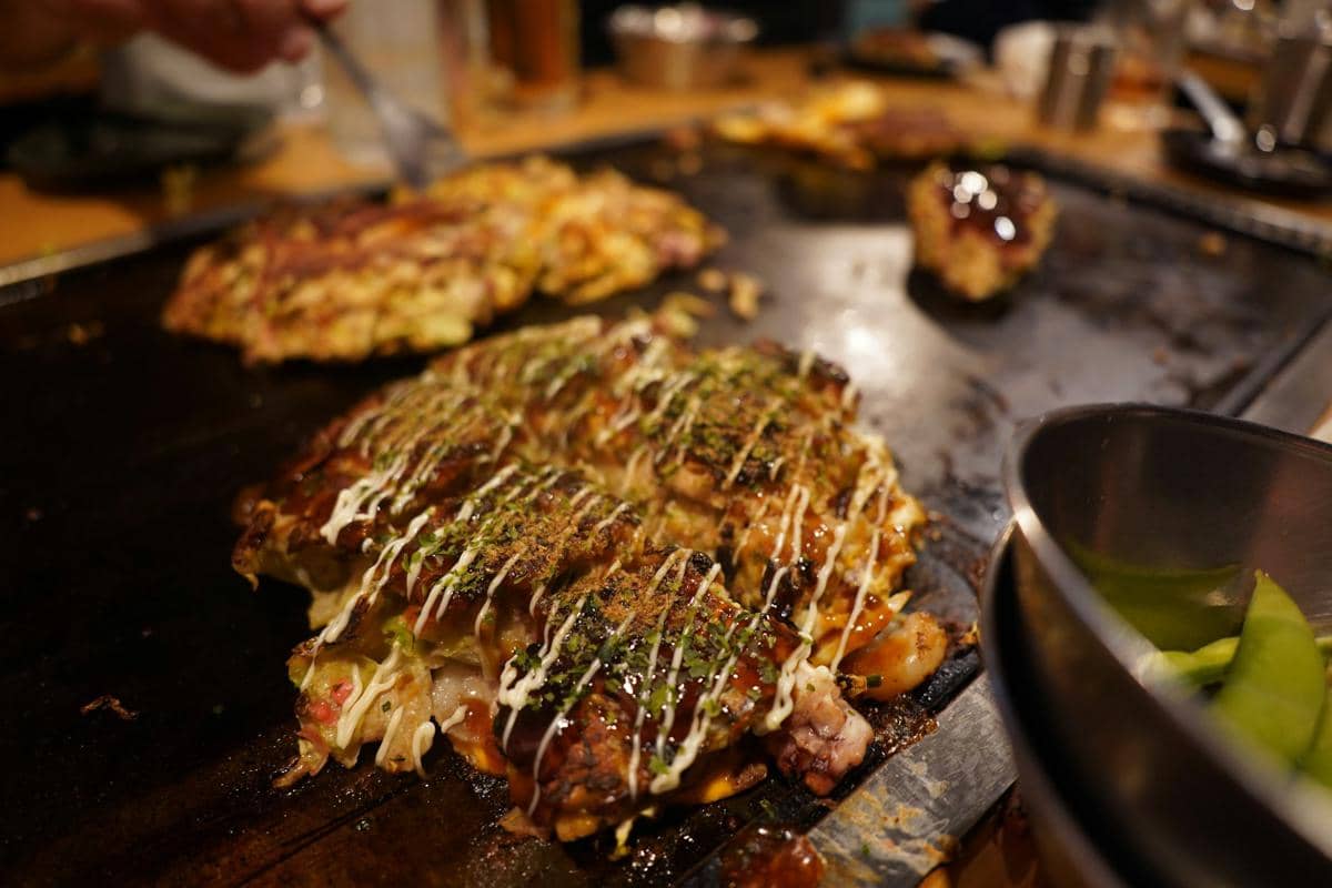 ilustrasi memasak okonomiyaki 