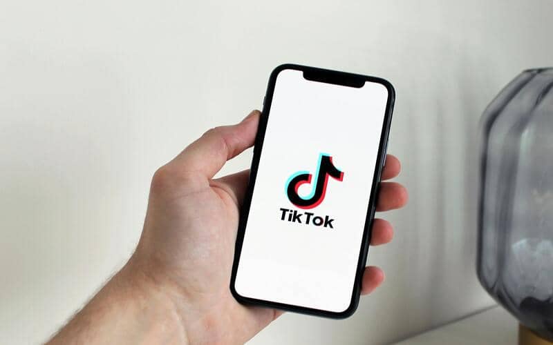 ilustrasi pengguna membuka aplikasi TikTok di smartphone