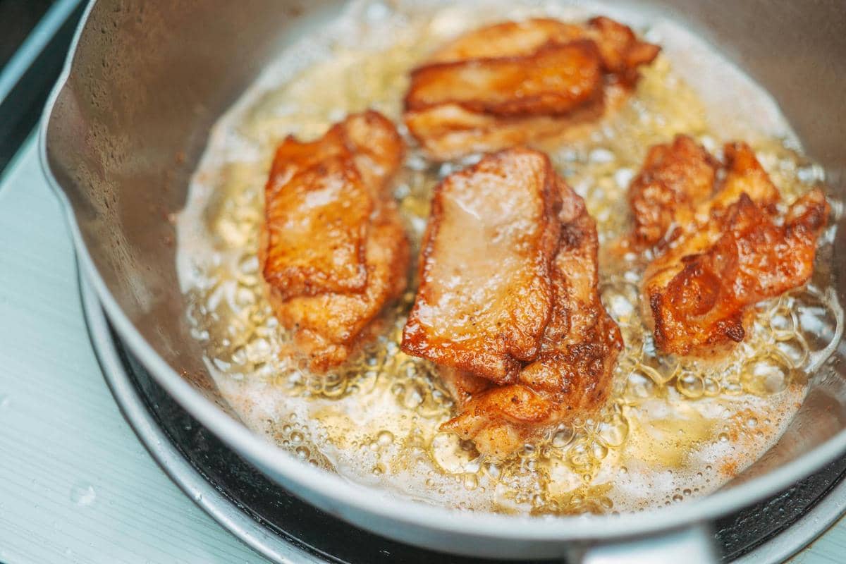 ilustrasi menggoreng ayam