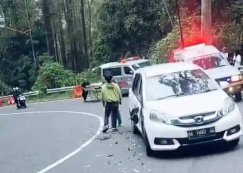 Rem Blong, Honda Vario tabrak mobil di jalan Tembus Sarangan Magetan. IDN Times/Istimewa.