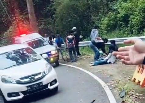 Rem Blong, Honda Vario tabrak mobil di jalan Tembus Sarangan Magetan. IDN Times/Istimewa.