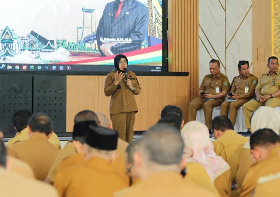 Bupati Siak Afni Zulkifli saat menyampaikan rilis akhir tahun