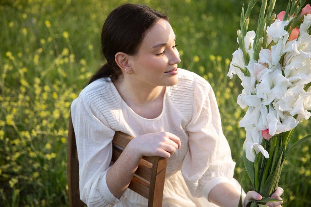 ilustrasi perempuan bahagia