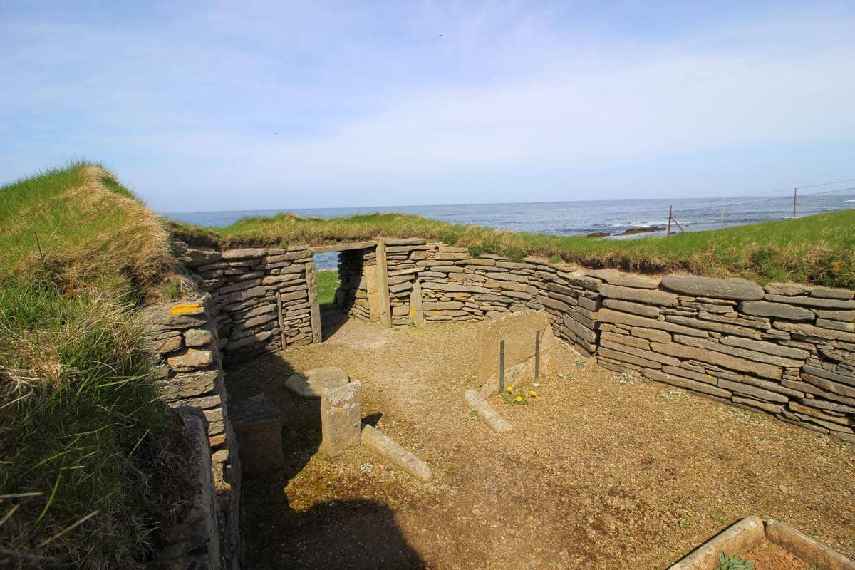 susunan batu Knap of Howar, dibangun tanpa semen namun tetap bertahan ribuan tahun