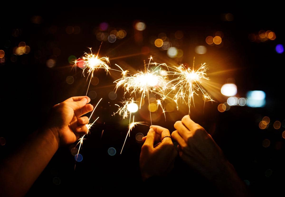 Ilustrasi bermain kembang api 