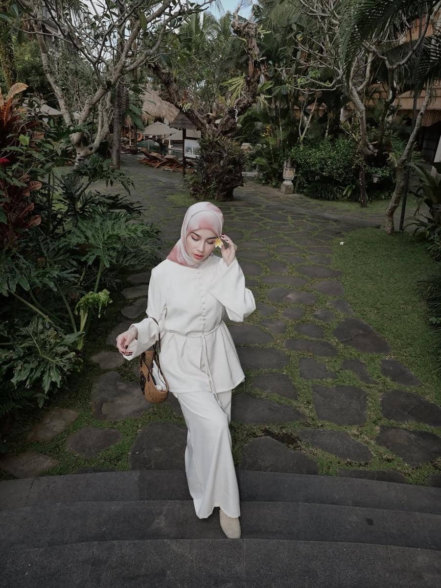 inspirasi outfit liburan ala Aghnia Punjabi 