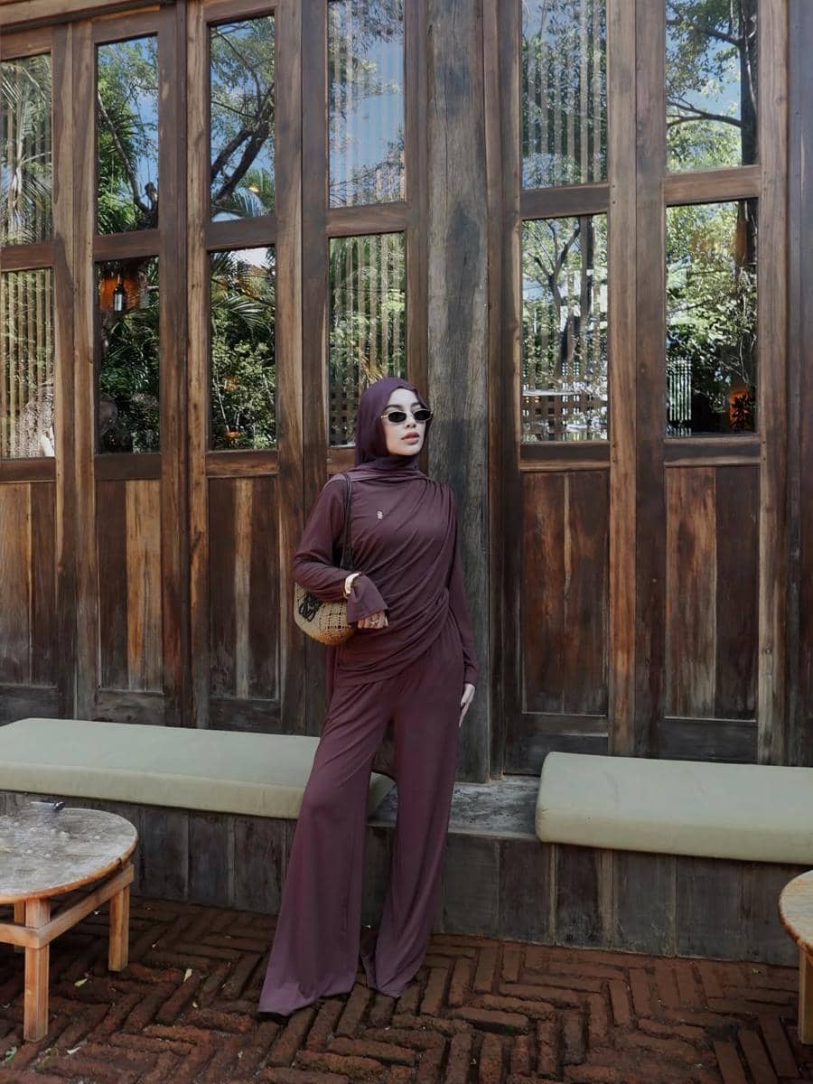 inspirasi outfit liburan ala Aghnia Punjabi 