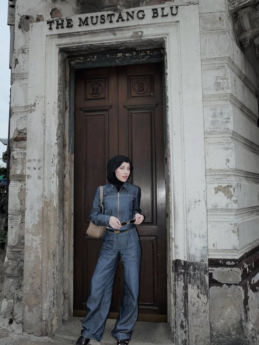 inspirasi outfit liburan ala Aghnia Punjabi 