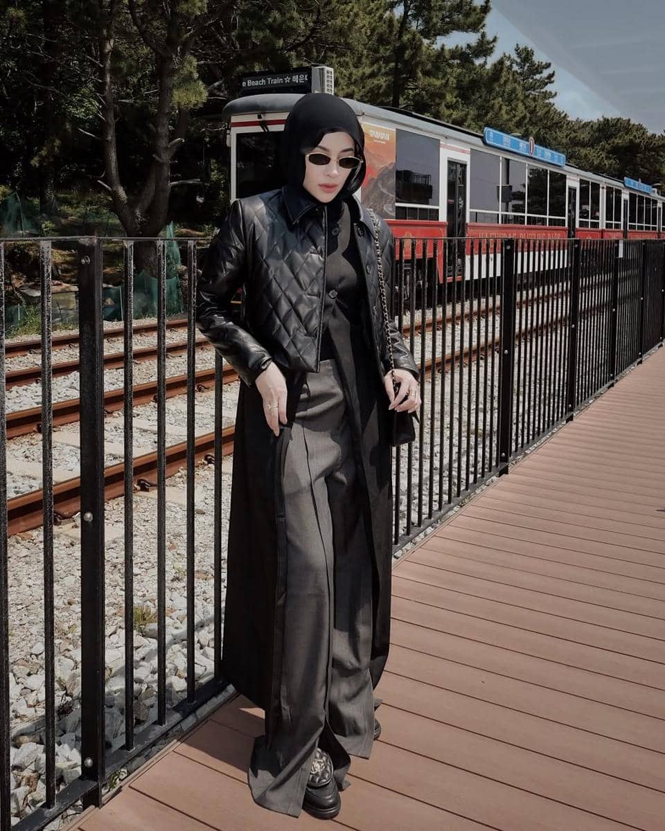 inspirasi outfit liburan ala Aghnia Punjabi 