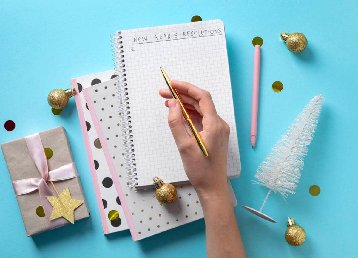 ilustrasi menulis resolusi tahun baru