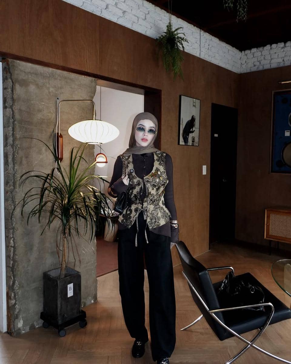 inspirasi outfit liburan ala Aghnia Punjabi 