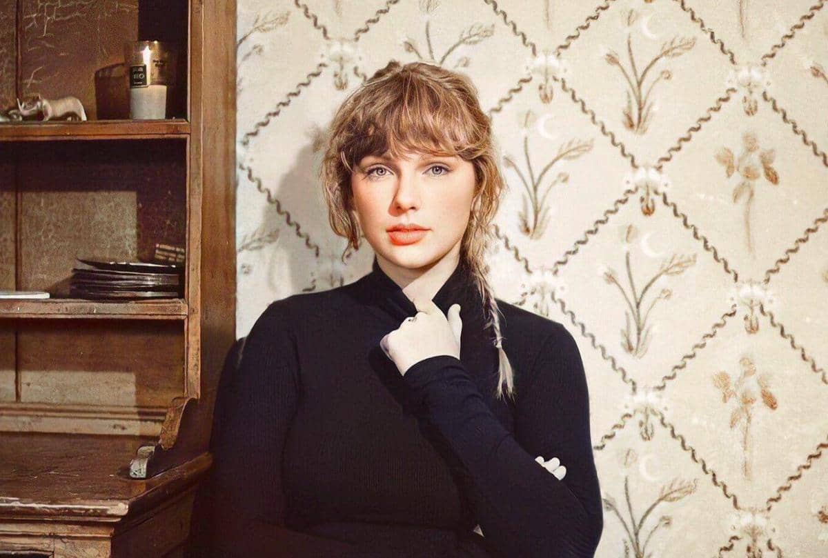 Taylor Swift dalam album evermore