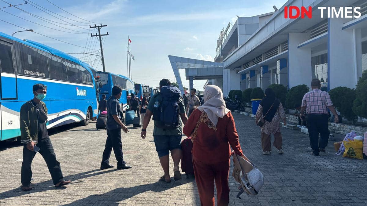 Suasana Penumpang lalu lalang di Terminal Penumpang Bandar Deli (Mangara Wahyudi)