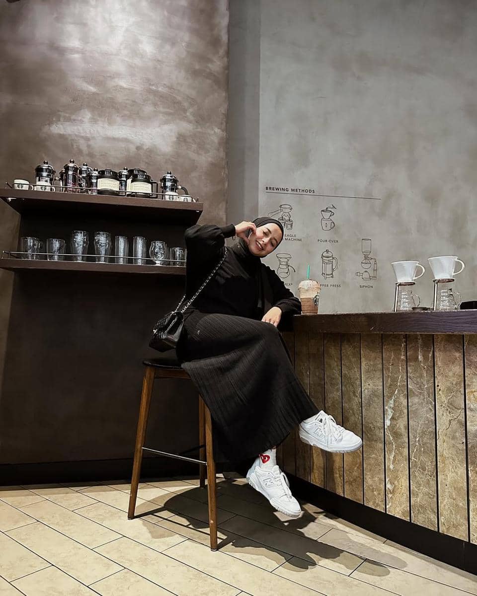 Outfit dengan sneakers ala Joyagh 