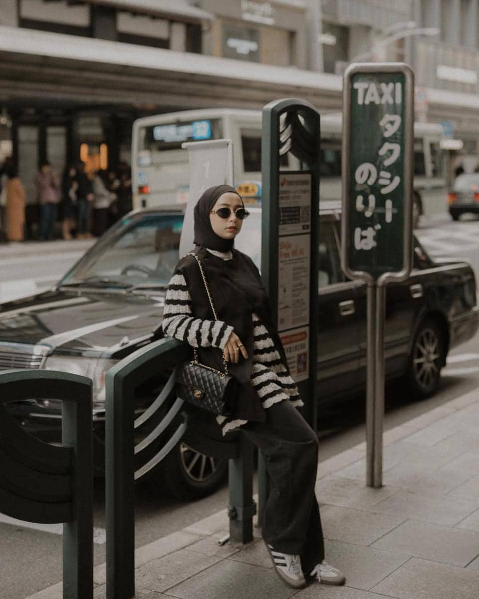 inspirasi style dengan sneakers ala Joyagh 