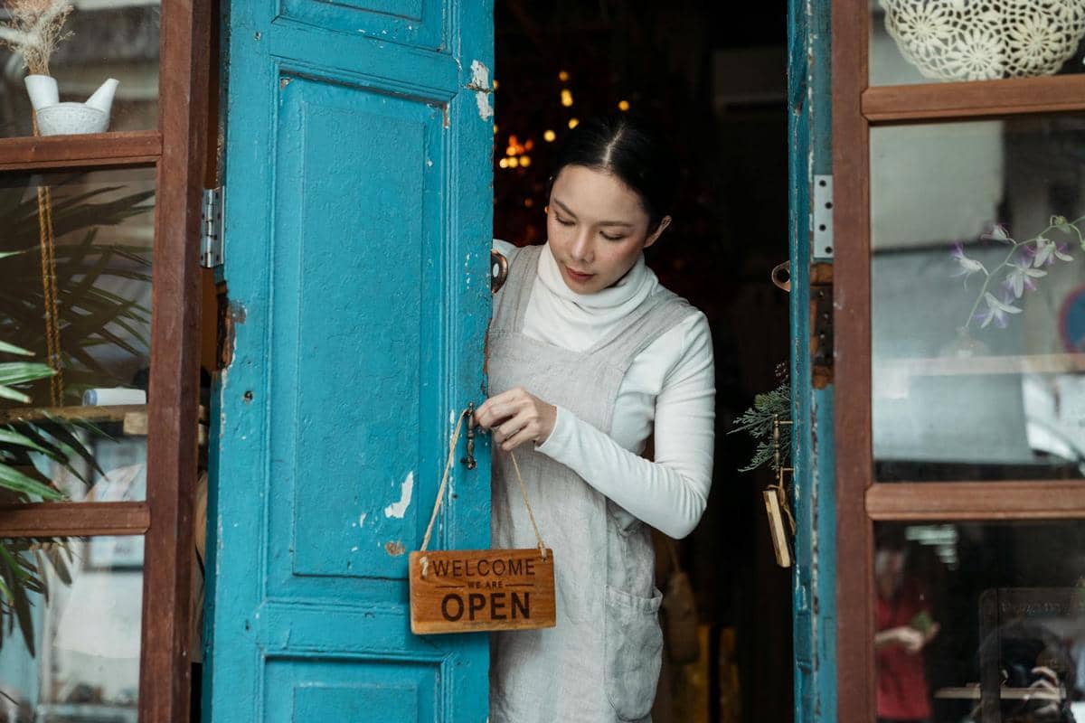 ilustrasi seorang wanita yang membuka pintu