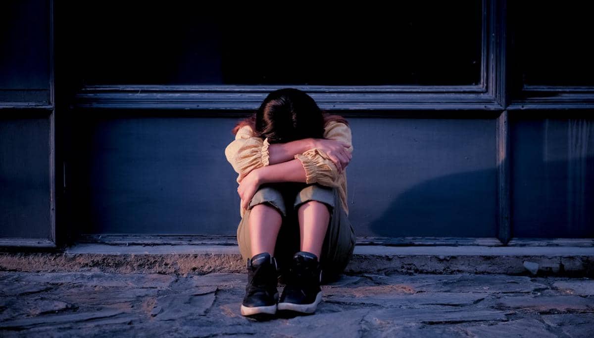 Seseorang duduk menyendiri.